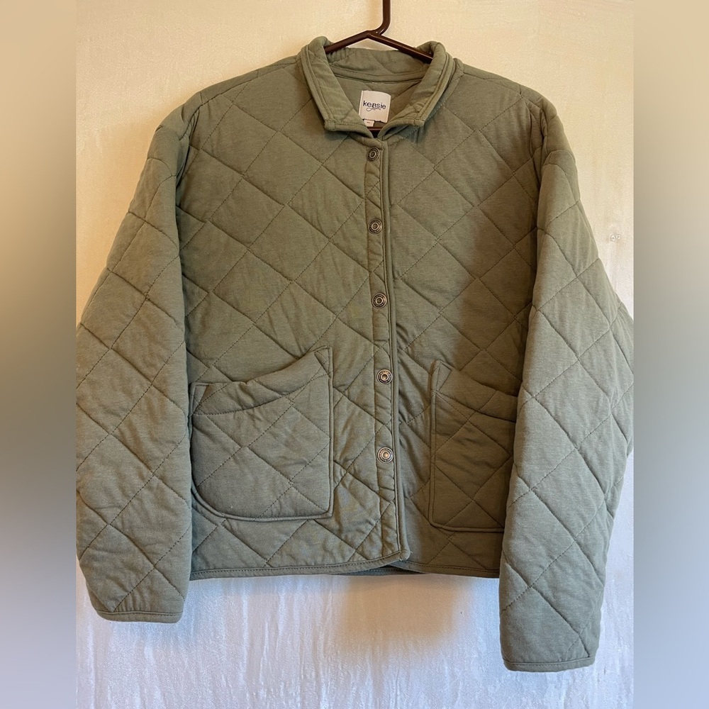 Used Kenzie sz M/snap up/quilted/olive green jacket. Worn a few times/pockets